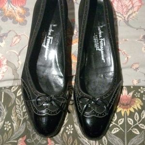 Salvadore Ferragamo  boutique leather flats in black size 7-5 shoes.